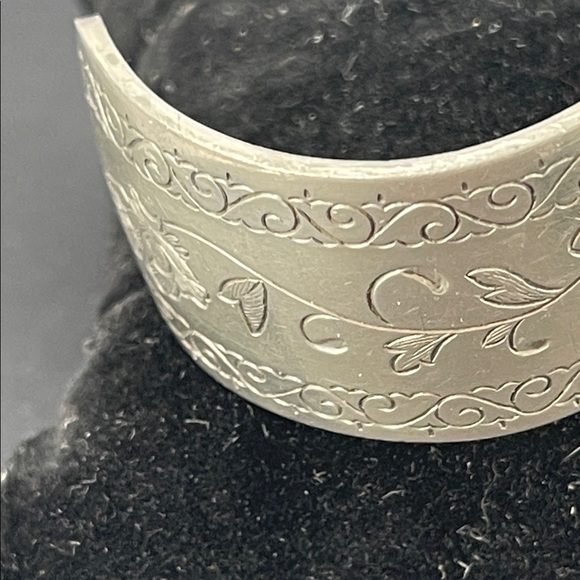 1.31.26-29  Kirk Stieff Pewter Spring Peony Engraved Cuff Bracelet - Picture 5 of 8